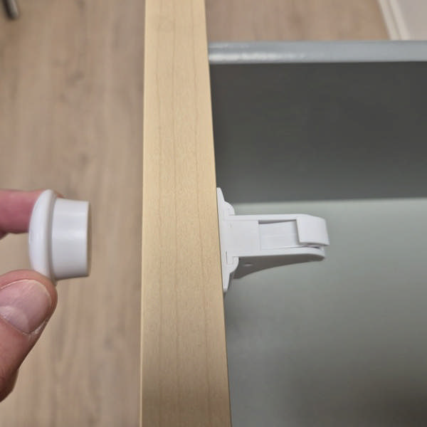 Magnet Lock, White, Set of 4 Locks, 1 key & 1 Installation