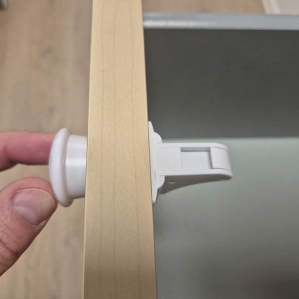 Magnet Lock, White, Set of 4 Locks, 1 key & 1 Installation